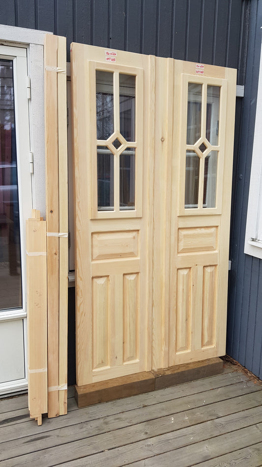ART 447 Nytillverkad pardörr i gammal stil Mått B120 x H210 cm Öppnas utåt Handtag på höger sida Pris 15000 kr Tillkommer 1000 kr för gångjärn och låskista