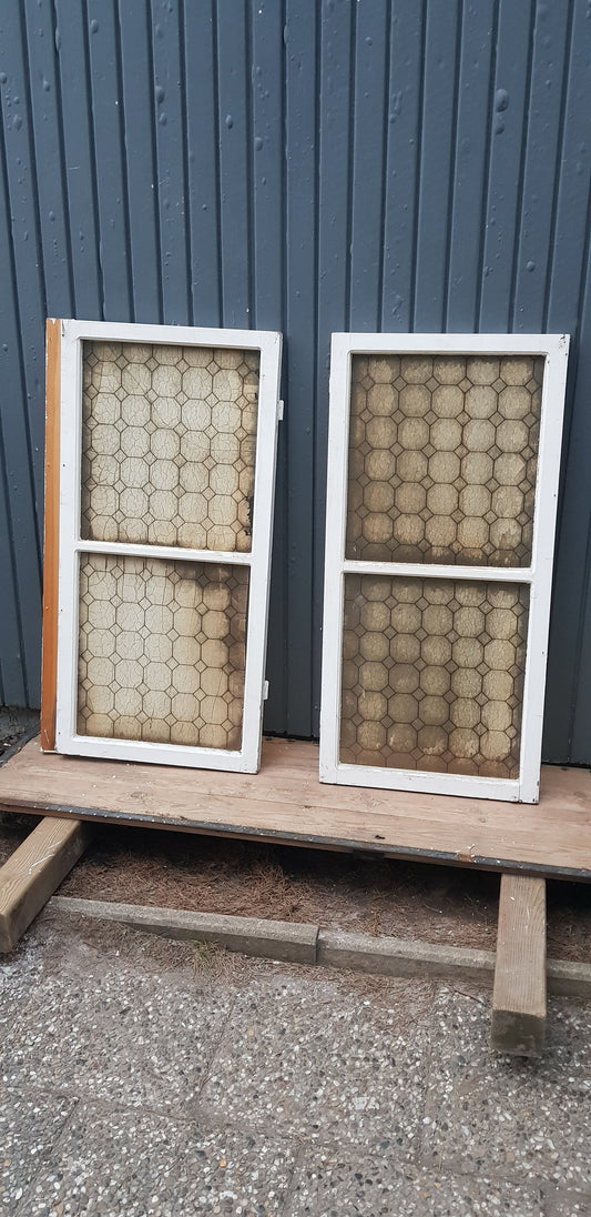 Art 13A 2st gamla fönster med gammalt glas B54 h109 d3.5 600kr per st en spricka på ena fönstret