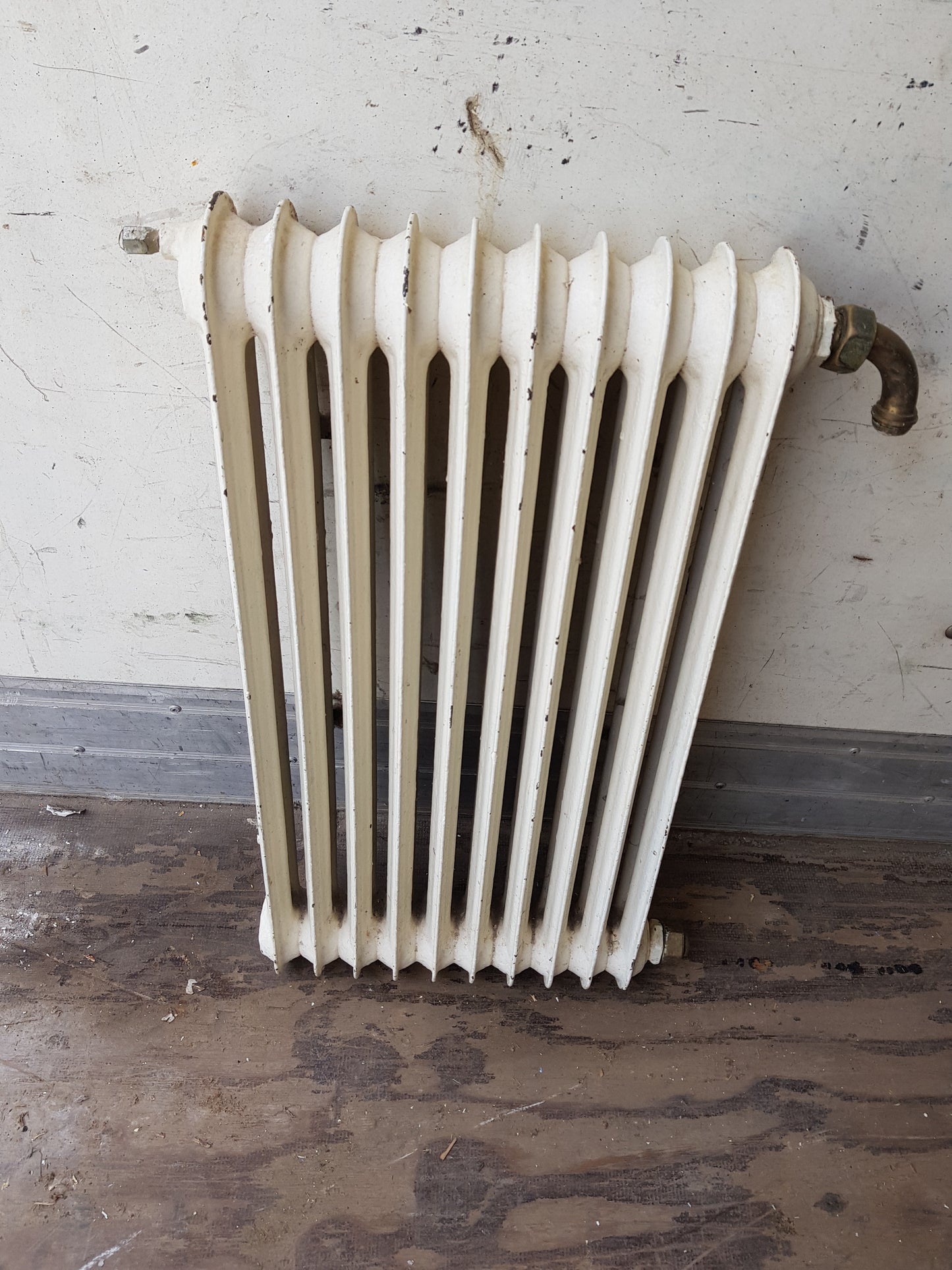 ARTIKELNUMMER 566  En st gammal Element/Radiator B 30 h 60 D 8  Pris :1250 kr