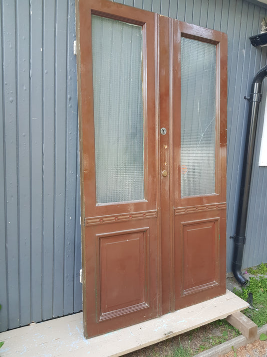 ARTIKELNUMMER 555 En äldre pardörr utan karm Mått: B 69,5 +57 H 221 D 4,5 Paris: 11000 k