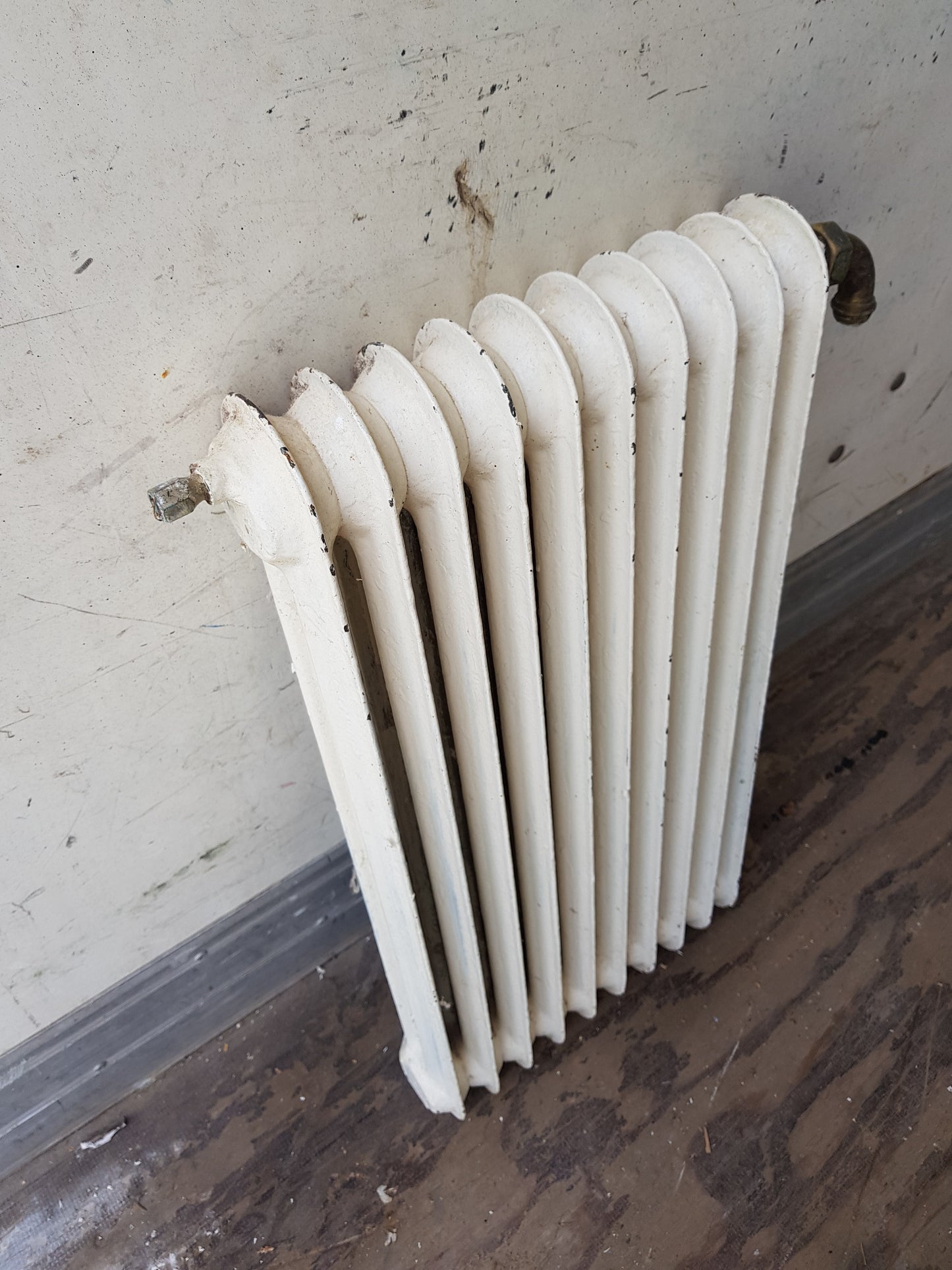 ARTIKELNUMMER 566  En st gammal Element/Radiator B 30 h 60 D 8  Pris :1250 kr