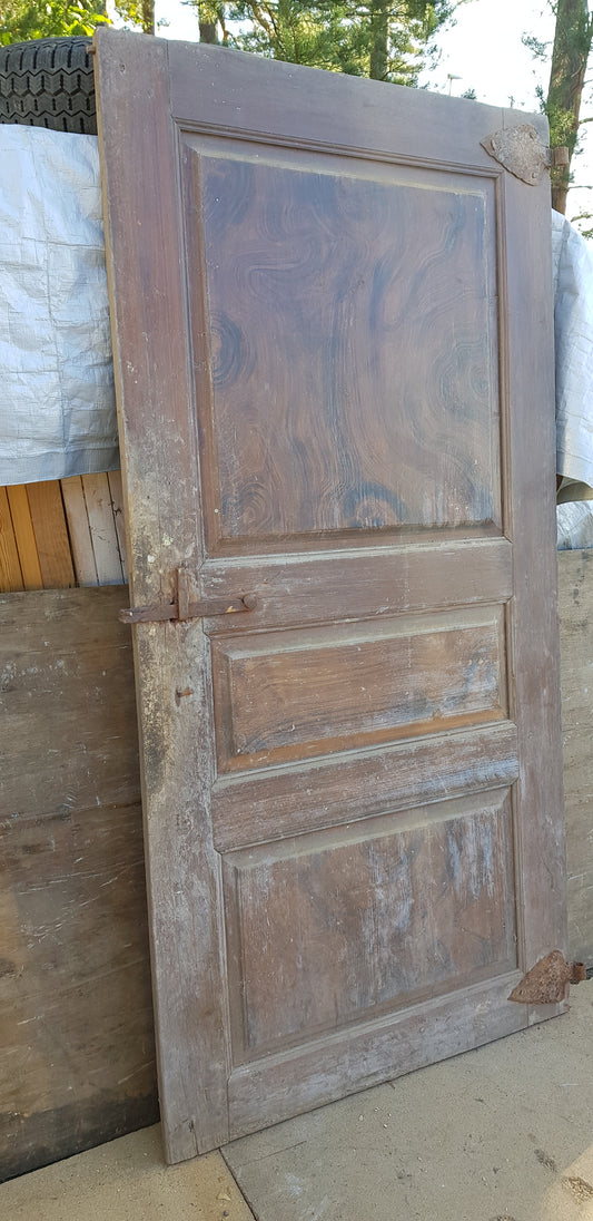 ARTIKELNUMMER 177 Antik Spegeldörr från 1700 talet med gammalt gångjärn säljes med karm som är nytillverkad.