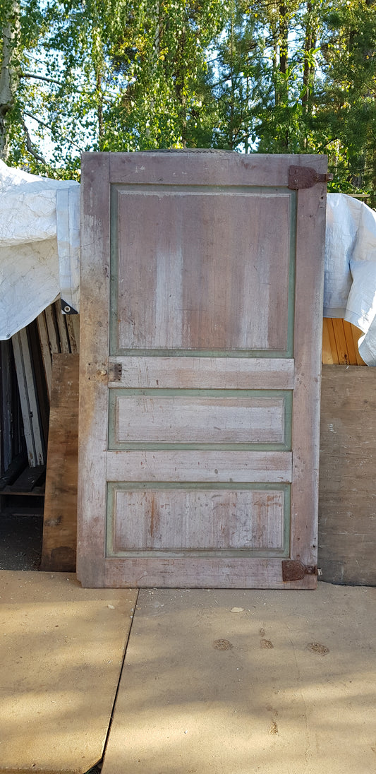 ARTIKELNUMMER 174 Antik Spegeldörr från 1700 talet med gammalt gångjärn säljes med karm som är nytillverkad.