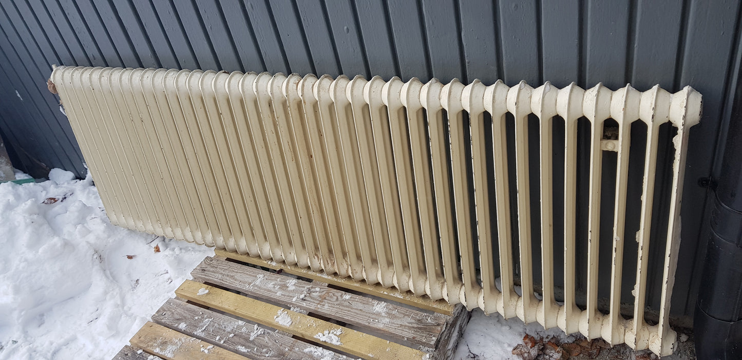 ARTIKELNUMMER 440  Fint gammal Element/Radiator  B 175-180 H 60 D 8 Pris 3000 KR