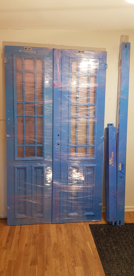 ARTIKELNUMMER 461 Nytillverkade pardörrar med dubbelglas i gammal stil inkl karm, yttermått:  Bredd 120 cm Höjd 210 cm Djup dörrblad 4.5 cm pris: 16000 kr
