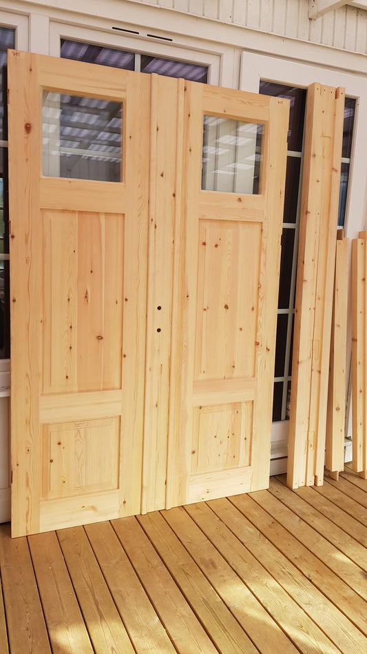 ART 715 Nytillverkad pardörr i gammal stil Mått B140 x H210 cm Öppnas utåt Handtag på höger sida Pris 15000 kr Tillkommer 1000 kr för gångjärn och låskista