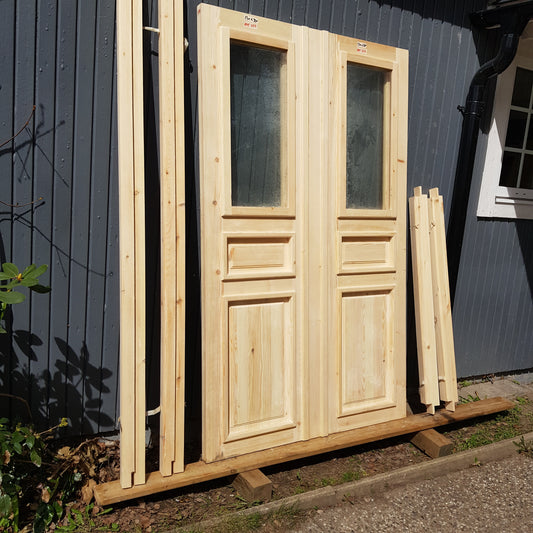 ARTIKELNUMMER 477 Nytillverkade obehandlade pardörrar med dubbelglas i gammal stil inkl. karm karmyttermått Bredd 130 cm Höjd 210 cm Djup dörrblad 4,5 cm Pris: 15000 kr Tillkommer 1000 kr för gångjärn och låskista om man väljer det