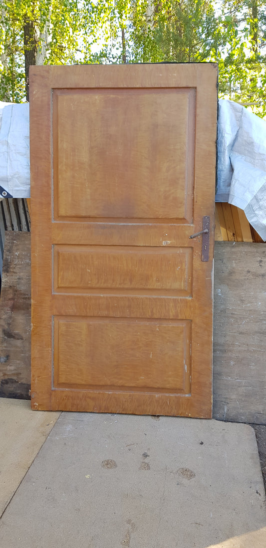 ARTIKELNUMMER 178 Antik Spegeldörr från 1700 talet med gammalt gångjärn säljes med karm som är nytillverkad.