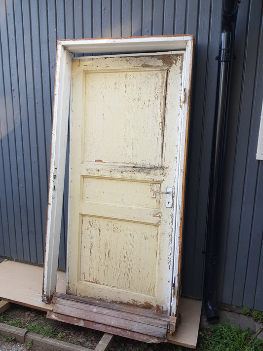 ARTIKELNUMMER 529 En gammal Spegeldörr med karm ,högerhängd Mått med karm: H 192 B 94 Mått utan karm H 183 B 84 Pris: 2500 kr