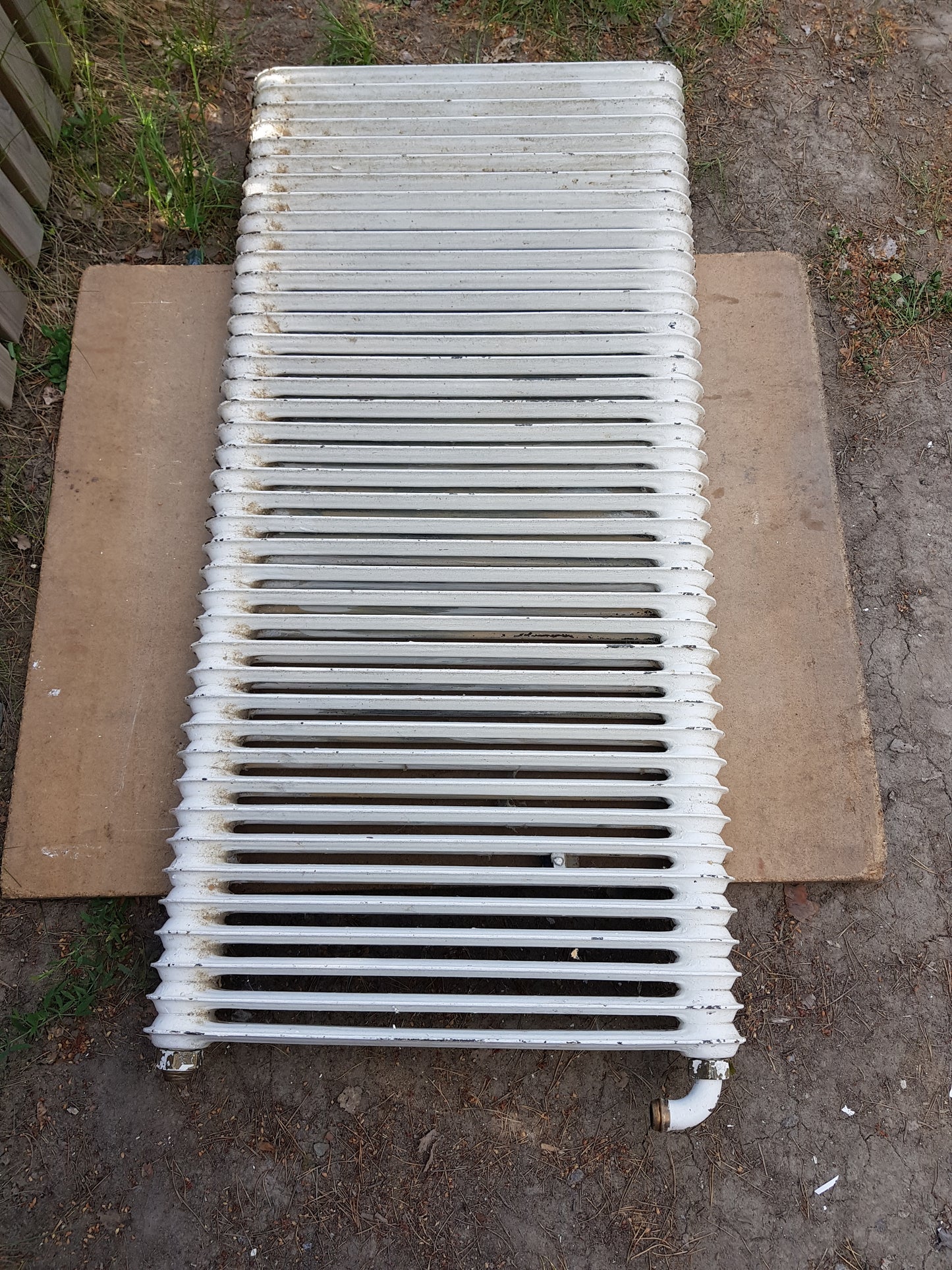 ARTIKELNUMMER 564  En st gammal Element/Radiator B 120 H 60 D 8  Pris :2000 kr