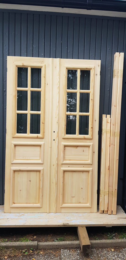 ART 664 Nytillverkad pardörr i gammal stil Mått B130 x H210 cm Öppnas utåt Handtag på höger sida Pris 15000 kr Tillkommer 1000 kr för gångjärn och låskista