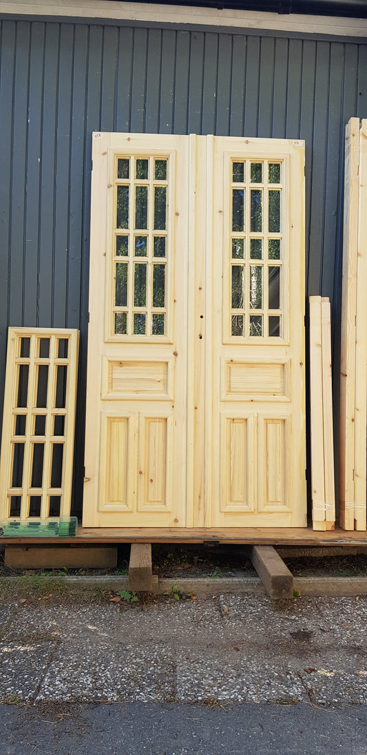 ART 558 Nytillverkad pardörr i gammal stil Mått B120 x H210 cm Öppnas utåt Handtag på höger sida Pris 15000 kr Tillkommer 1000 kr för gångjärn och låskista