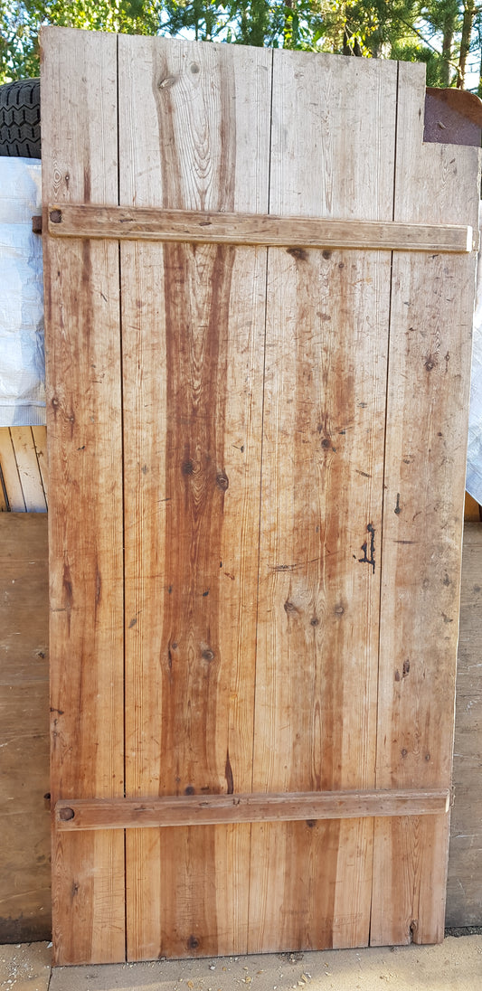 ARTIKELNUMMER 02 Antik dörr utan karm Bredd 82 Höjd 178 Djup dörrblad 2.5 cm Pris 1500kr