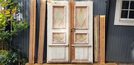 ARTIKELNUMMER 01 Härlig och fin Antik pardörr från 1700 talet komplett med karm