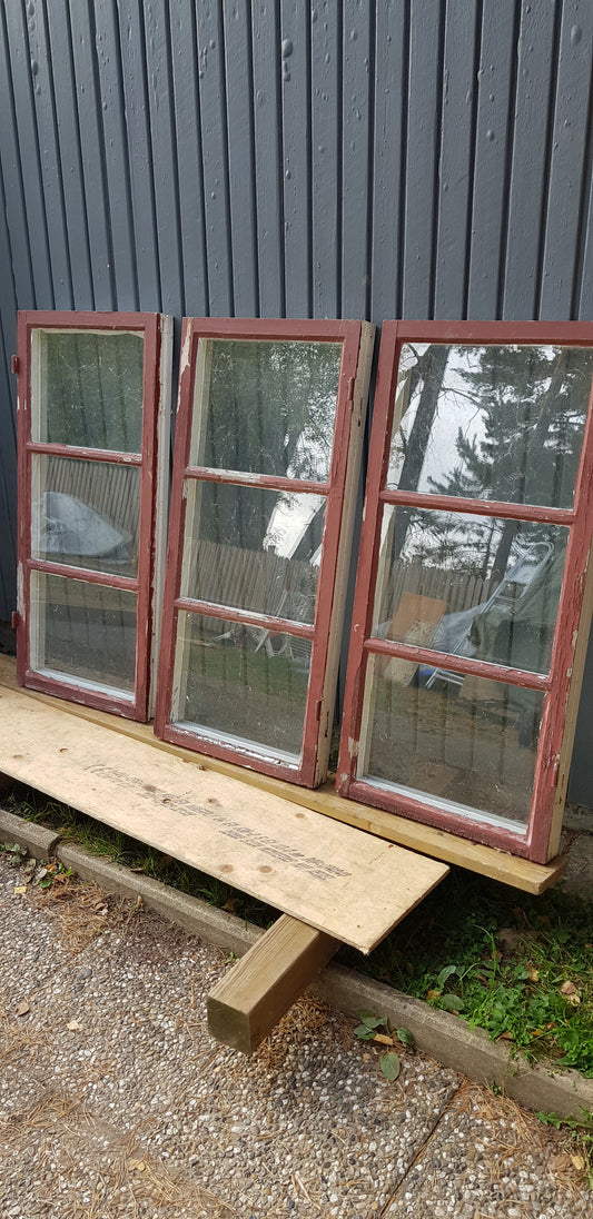ARTIKELNUMMER 92 3 st gamla fönster med nytillverkade karm. mått utan karm: insidan b48.5h103.5 d3.5. utsidan b49.5 h103.5 d3.5 pris 2250kr per st med ny karm.
