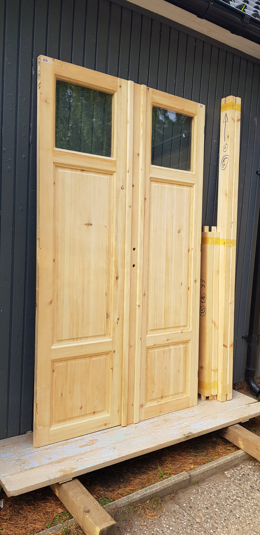 ART 726 - Nytillverkad pardörr i gammal stil Mått B128.5 x H220 cm Öppnas utåt Handtag på höger sida Dubbel glas Pris 15000 kr Tillkommer 1000 kr för gångjärn och låskista