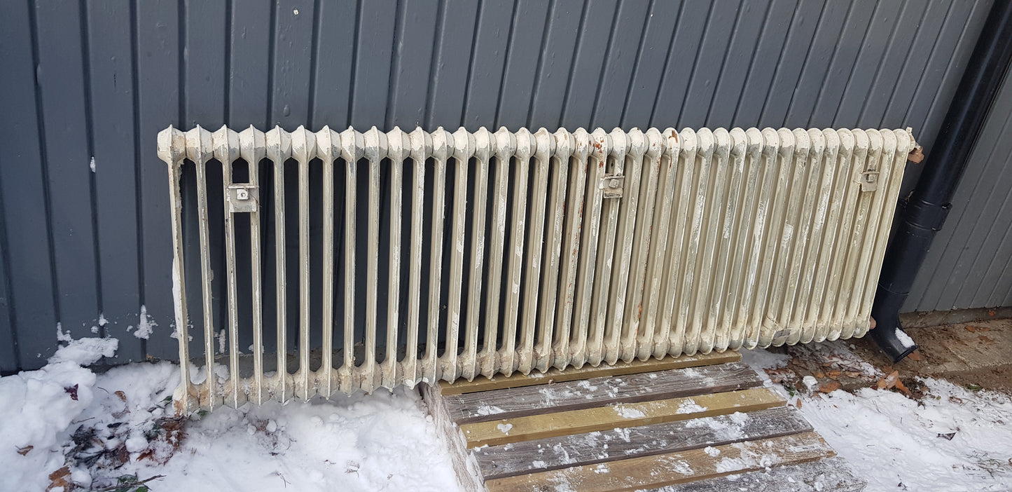 ARTIKELNUMMER 440  Fint gammal Element/Radiator  B 175-180 H 60 D 8 Pris 3000 KR