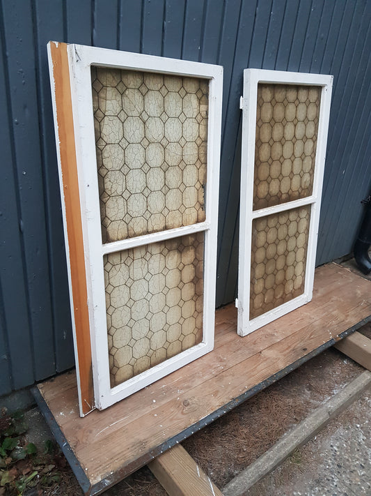 Art 13A  2st gamla fönster med gammalt glas B54 h109 d3.5 600kr per st en spricka på ena fönstret