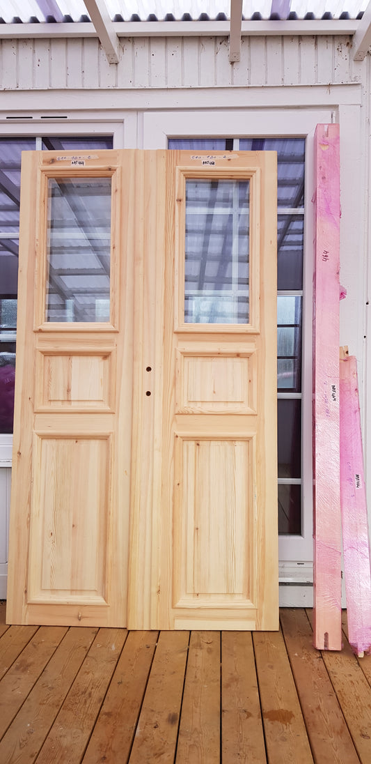 ART 464 Nytillverkad pardörr i gammal stil Mått B120 x H210 cm Öppnas utåt Handtag på höger sida Pris 15000 kr Tillkommer 1000 kr för gångjärn och låskista