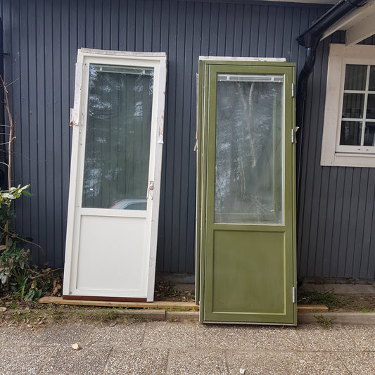 ARTIKELNUMMER 81 Nya trä treglas, altandörrar inkl karm öppnas utåt, höger hängda. Yttermått med karm Bredd 80 cm Höjd 220 cm djup 10 cm Pris: 4500 kr per styck VI LEVERERAR INOM STOCKHOLM FÖR 500 KR