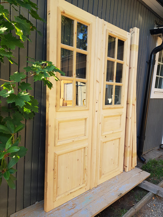ART 686 Nytillverkad pardörr i gammal stil  Mått B140 x H210 cm Öppnas utåt Handtag på höger sida Pris 15000 kr  Tillkommer 1000 kr för gångjärn och låskista