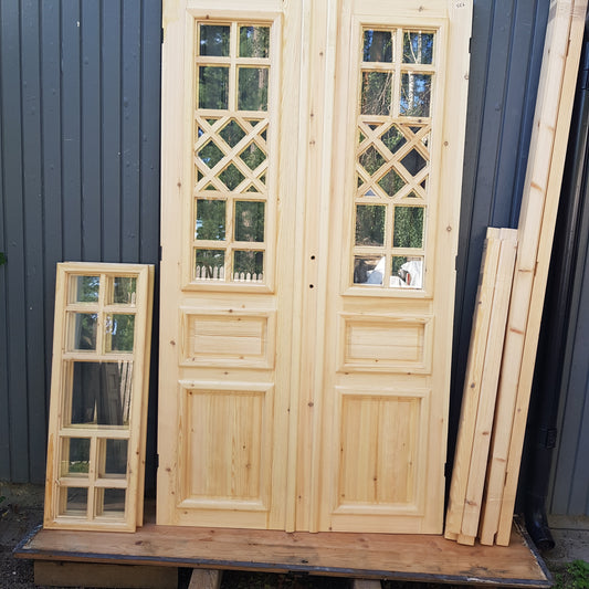 ART 557 Nytillverkad pardörr i gammal stil Mått B120 x H210 cm Öppnas utåt Handtag på höger sida Pris 15000 kr Tillkommer 1000 kr för gångjärn och låskista