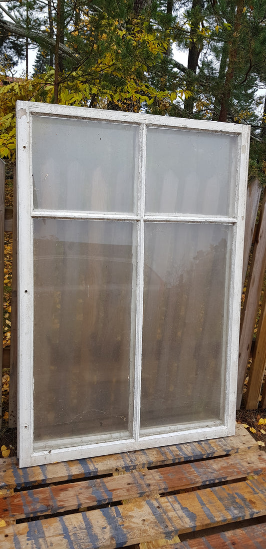 ARTIKELNUMMER 430 3 st Äldre spröjsade flagg fönster med äkta spröjs utan karm, Perfekt till växthus eller uterum. Mått: Bredd 95 cm Höjd 138 cm tjocklek 3 cm Pris: 800 kr per st