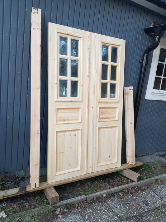 ARTIKELNUMMER 458 Nytillverkade obehandlade pardörrar med kittade dubbelglas i gammal stil inkl karm karmyttermått Bredd 130 cm Höjd 210 cm Djup dörrblad 4,5 cm säljes utan gångjärn och låskista Pris: 15000 kr