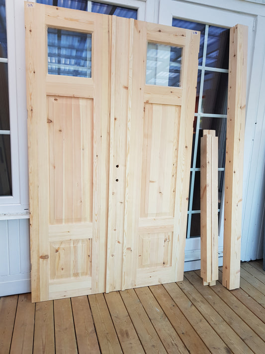 ART 718 Nytillverkad pardörr i gammal stil  Mått B130 x H210 cm Öppnas utåt Handtag på höger sida Pris 15000 kr  Tillkommer 1000 kr för gångjärn och låskista