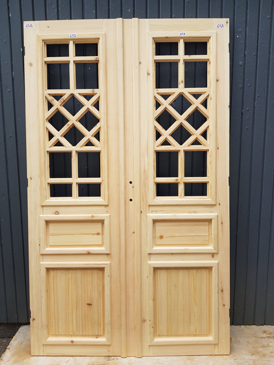 ART 652 Nytillverkad pardörr i gammal stil Mått B130 x H210 cm Öppnas utåt Handtag på höger sida Pris 15000 kr Tillkommer 1000 kr för gångjärn och låskista