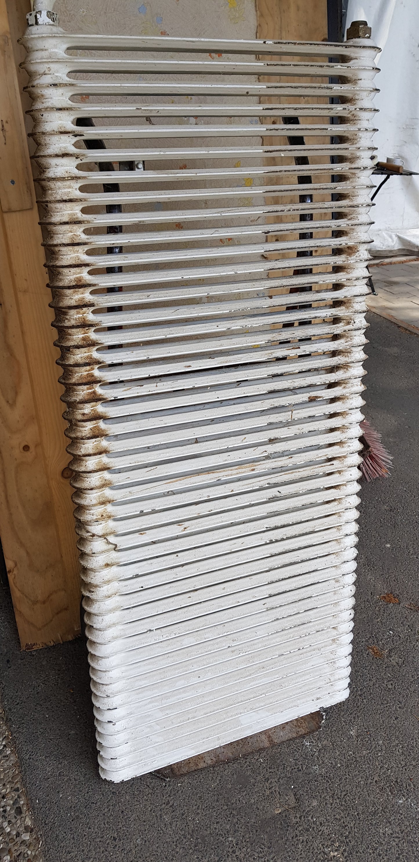 ARTIKELNUMMER 565  En st gammal Element/Radiator  B 130 H 60 D 8  Pris :2500 kr