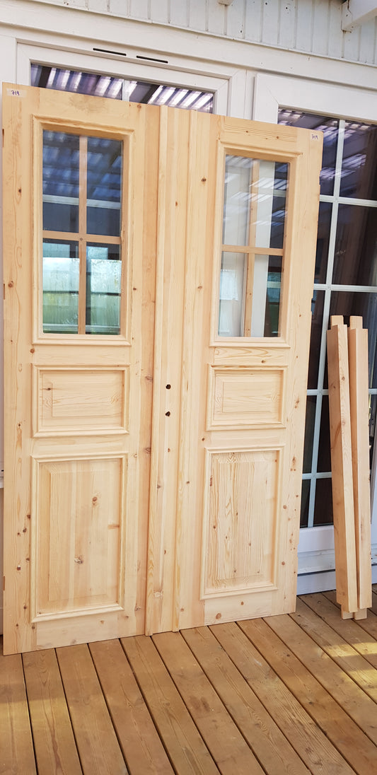 ART 719 Nytillverkad pardörr i gammal stil Mått B130 x H210 cm Öppnas utåt Handtag på höger sida Pris 15000 kr Tillkommer 1000 kr för gångjärn och låskista