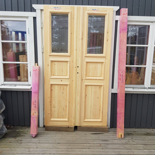 ART 449 Nytillverkad pardörr i gammal stil Mått B120 x H210 cm Öppnas utåt Handtag på höger sida Pris 15000 kr Tillkommer 1000 kr för gångjärn och låskista