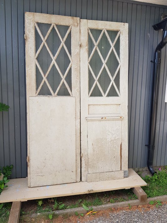 ARTIKELNUMMER 549 Äldre pardörr utan karm, gångjärn är placerade på fel sida och behöver justeras Mått:B 70+70 H 224 D 4,5 Pris :8000kr