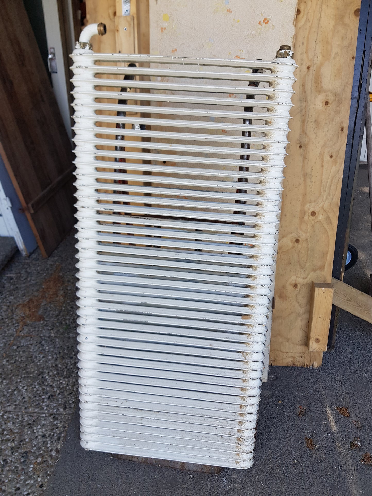 ARTIKELNUMMER 564  En st gammal Element/Radiator B 120 H 60 D 8  Pris :2000 kr