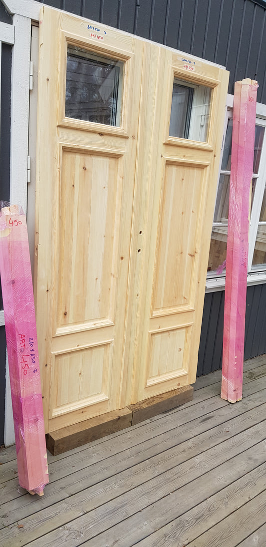 ARTIKELNUMMER 450      Nytillverkade obehandlade pardörrar med dubbelglas i gammal stil inkl karm karmyttermått Bredd 130 cm Höjd 210 cm Djup dörrblad 4,5 cm Pris: 15000 kr Tillkommer 1000 kr för gångjärn och låskista om man väljer det