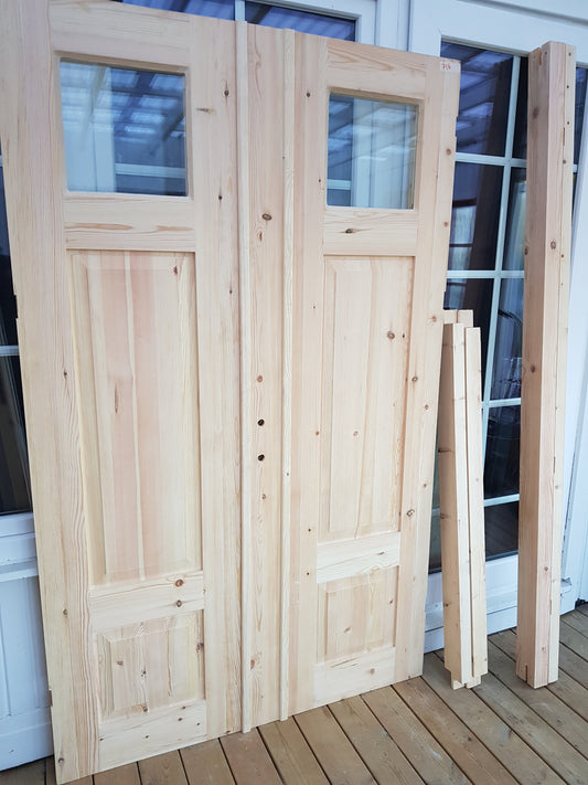 ART 716 Nytillverkad pardörr i gammal stil Mått B130 x H210 cm Öppnas utåt Handtag på höger sida Pris 15000 kr Tillkommer 1000 kr för gångjärn och låskista