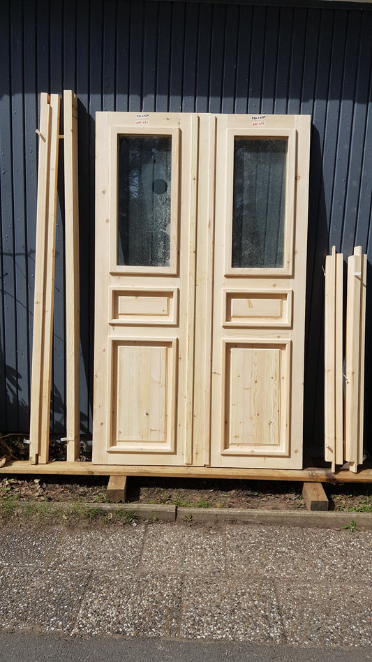 ARTIKELNUMMER 473 Nytillverkade obehandlade pardörrar med dubbelglas i gammal stil inkl. karm karmyttermått Bredd 130 cm Höjd 210 cm Djup dörrblad 4,5 cm Pris: 15000 kr Tillkommer 1000 kr för gångjärn och låskista om man väljer det