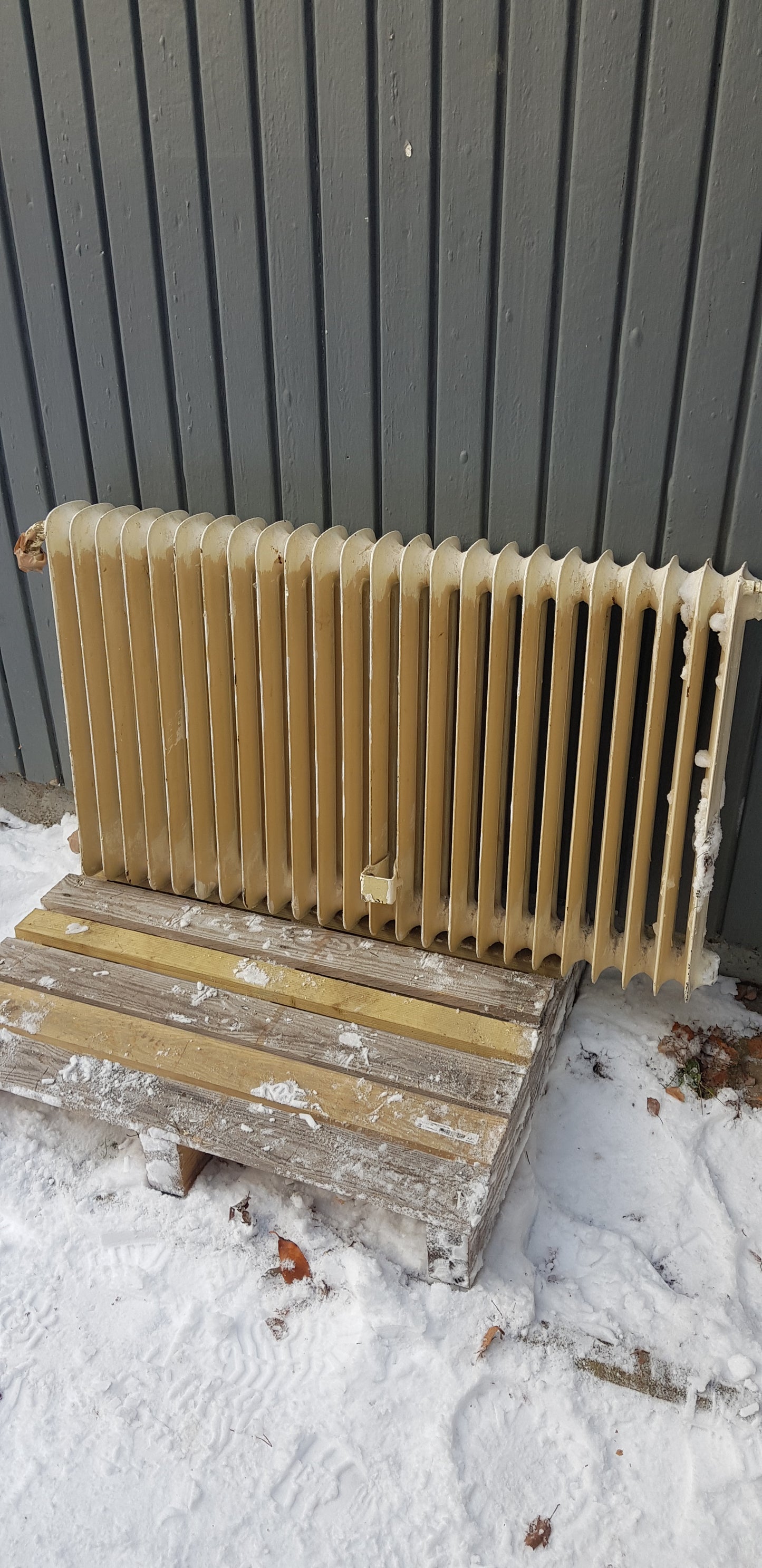 ARTIKELNUMMER 439  Fint gammal Element/Radiator  B 100 -108 H 58 D 13 Pris 2000 KR