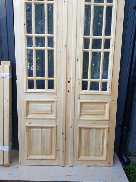 ART 427 Nytillverkad pardörr i gammal stil Mått B120 x H210 cm Mått B130 x H210 cm Öppnas utåt Handtag på höger sida Pris 15000 kr Tillkommer 1000 kr för gångjärn och låskista