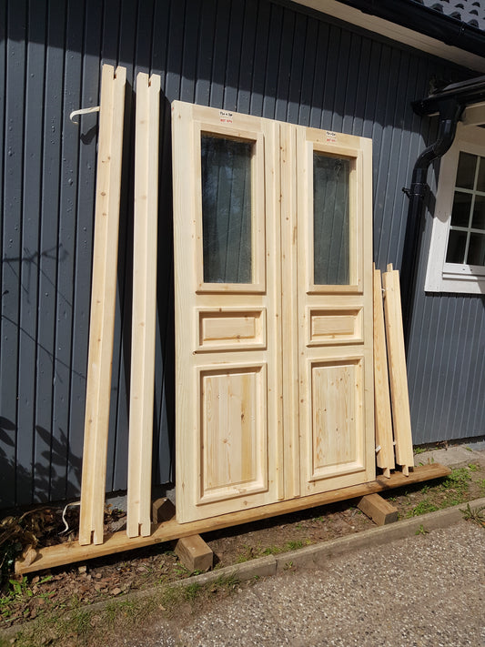 ARTIKELNUMMER 474 Nytillverkade obehandlade pardörrar med dubbelglas i gammal stil inkl. karm karmyttermått Bredd 130 cm Höjd 210 cm Djup dörrblad 4,5 cm Pris: 13000 kr Tillkommer 1000 kr för gångjärn och låskista om man väljer det