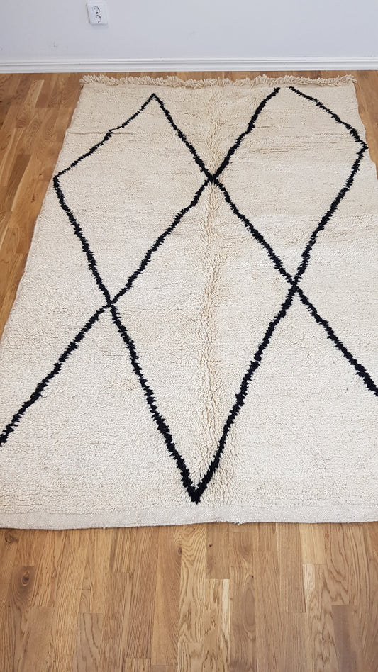 ARTIKELNUMMER 394 Helt ny handknuten Beni ourain ull Matta. 