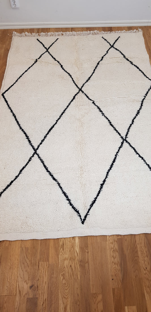 ARTIKELNUMMER 404 Helt ny handknuten Beni ourain ull Matta. 