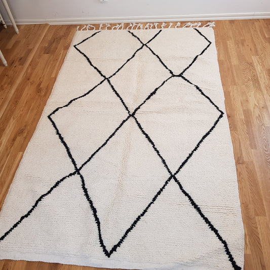  ARTIKELNUMMER 399 Helt ny handknuten Beni ourain ull Matta. 