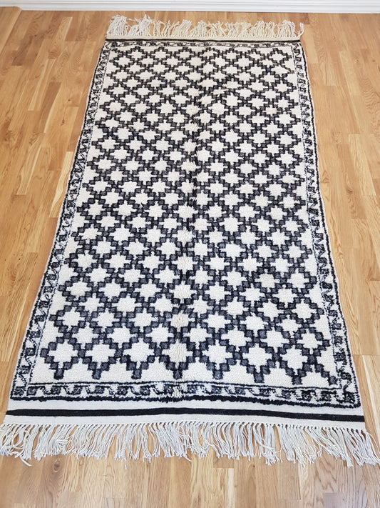 ARTIKELNUMMER 752 Helt ny handknuten Beni ourain ull Matta.  Mattan är väldigt mjuk och skön att gå på och otroligt vacker att titta på, passar perfekt bland modern och klassisk inredning.   MÅTT:  Bredd 120 cm Längd 220 cm  Pris : 5000 kr