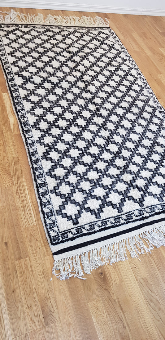 ARTIKELNUMMER 752 Helt ny handknuten Beni ourain ull Matta.  Mattan är väldigt mjuk och skön att gå på och otroligt vacker att titta på, passar perfekt bland modern och klassisk inredning.   MÅTT:  Bredd 120 cm Längd 220 cm  Pris : 5000 kr