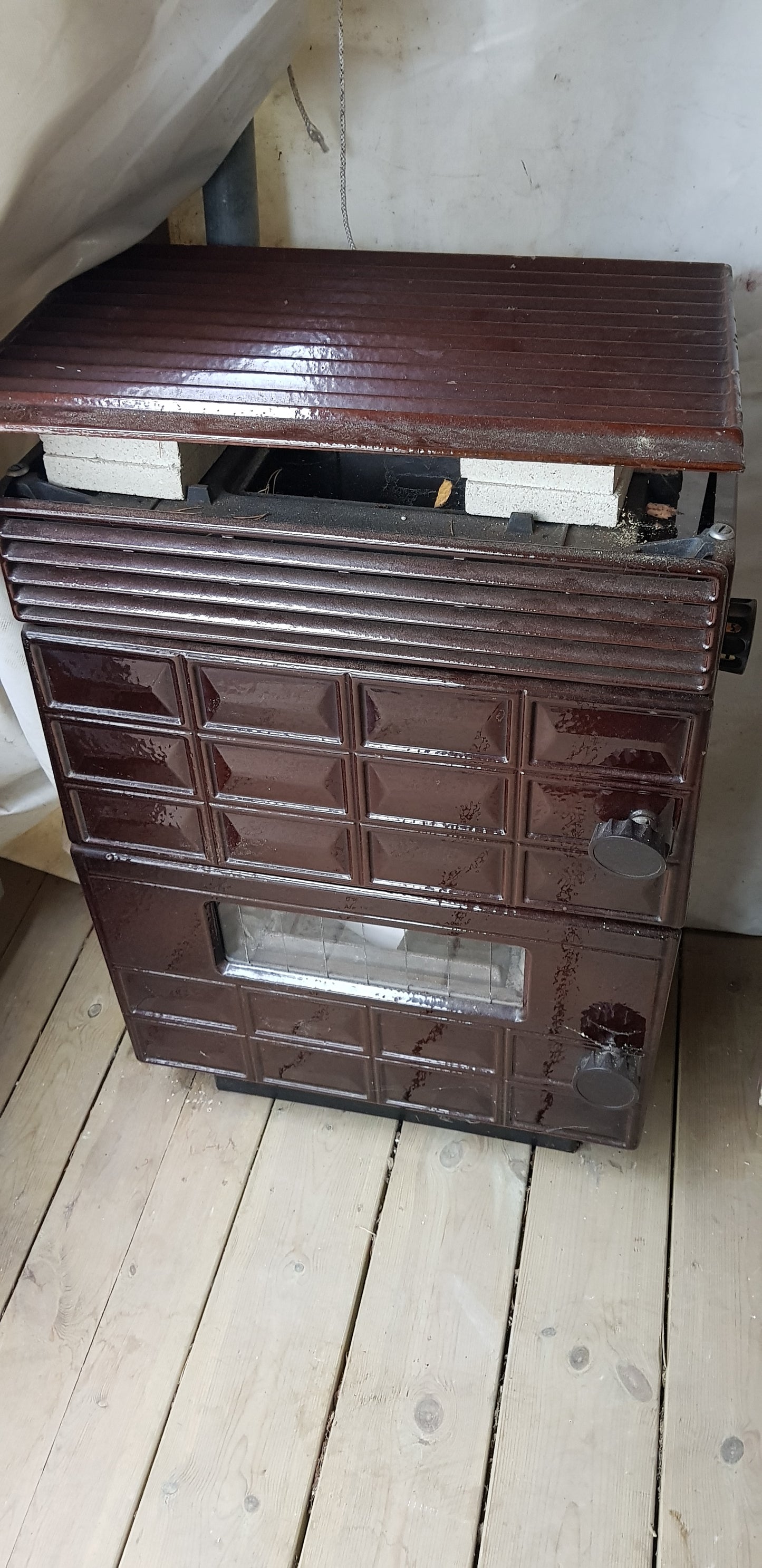 Art 33M  Äldre kamin  Bredd56 cm Höjd80 cm Djup 35cm Pris 5000 kr