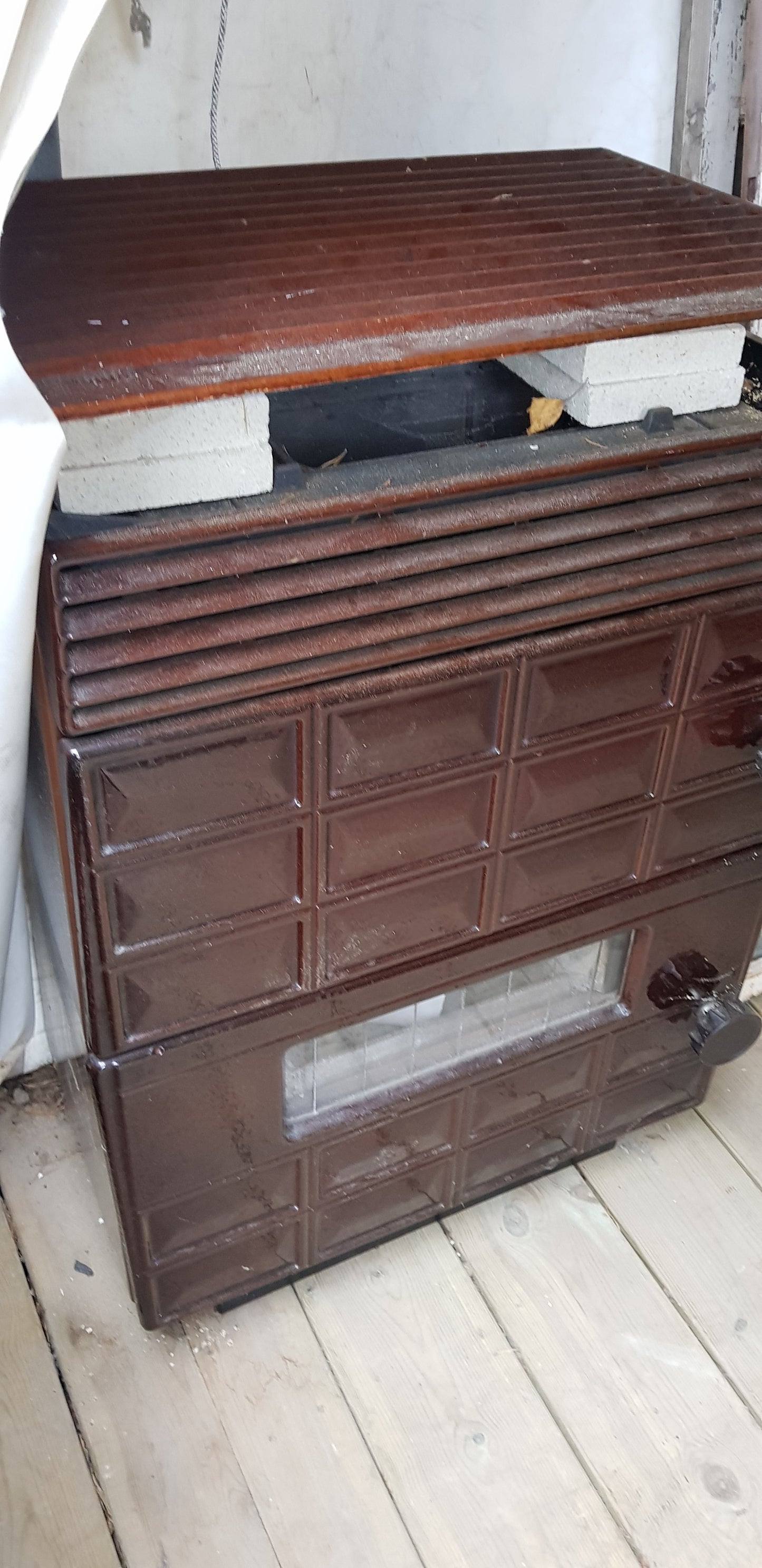 Art 33M  Äldre kamin  Bredd56 cm Höjd80 cm Djup 35cm Pris 5000 kr