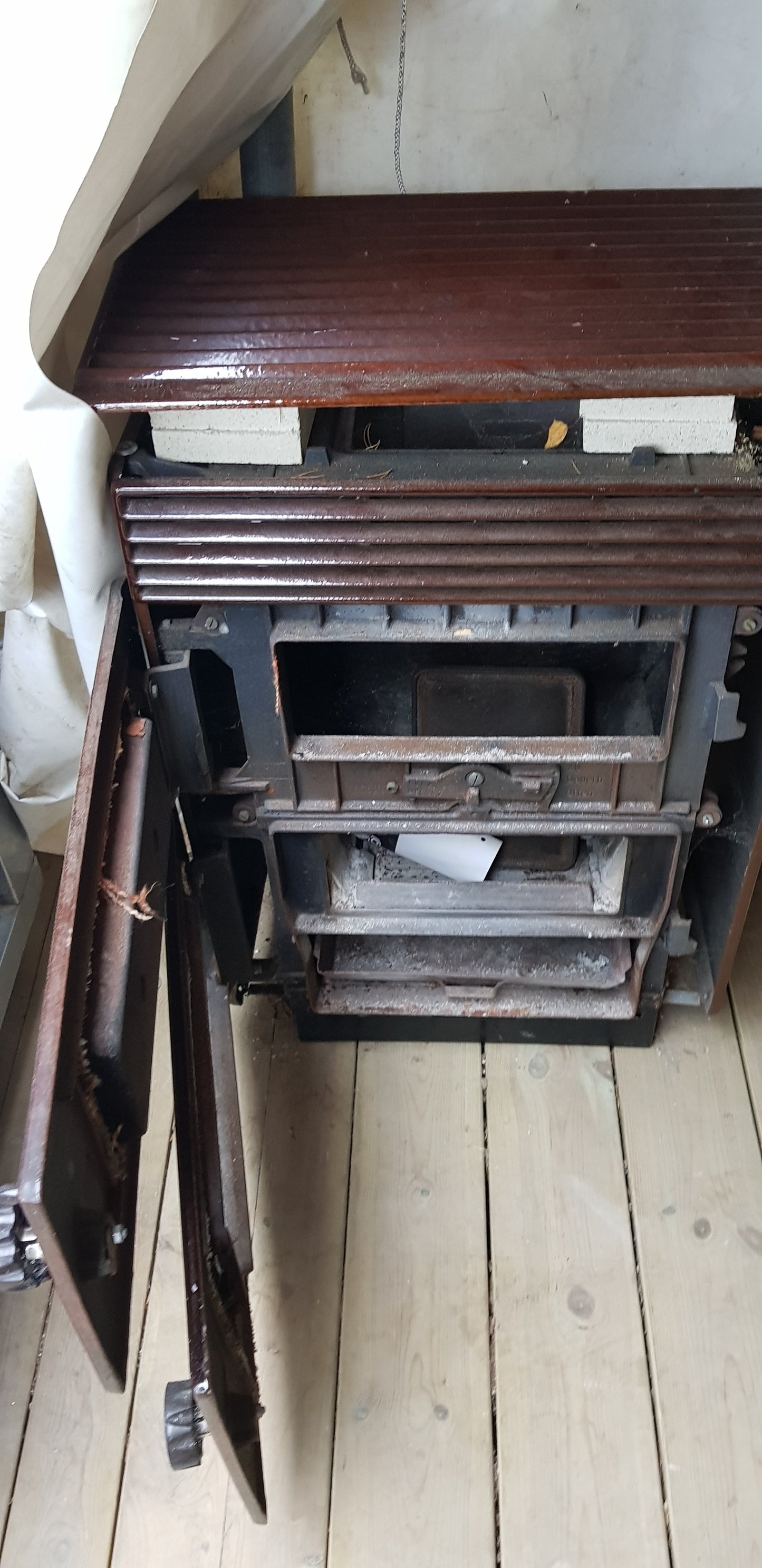 Art 33M  Äldre kamin  Bredd56 cm Höjd80 cm Djup 35cm Pris 5000 kr