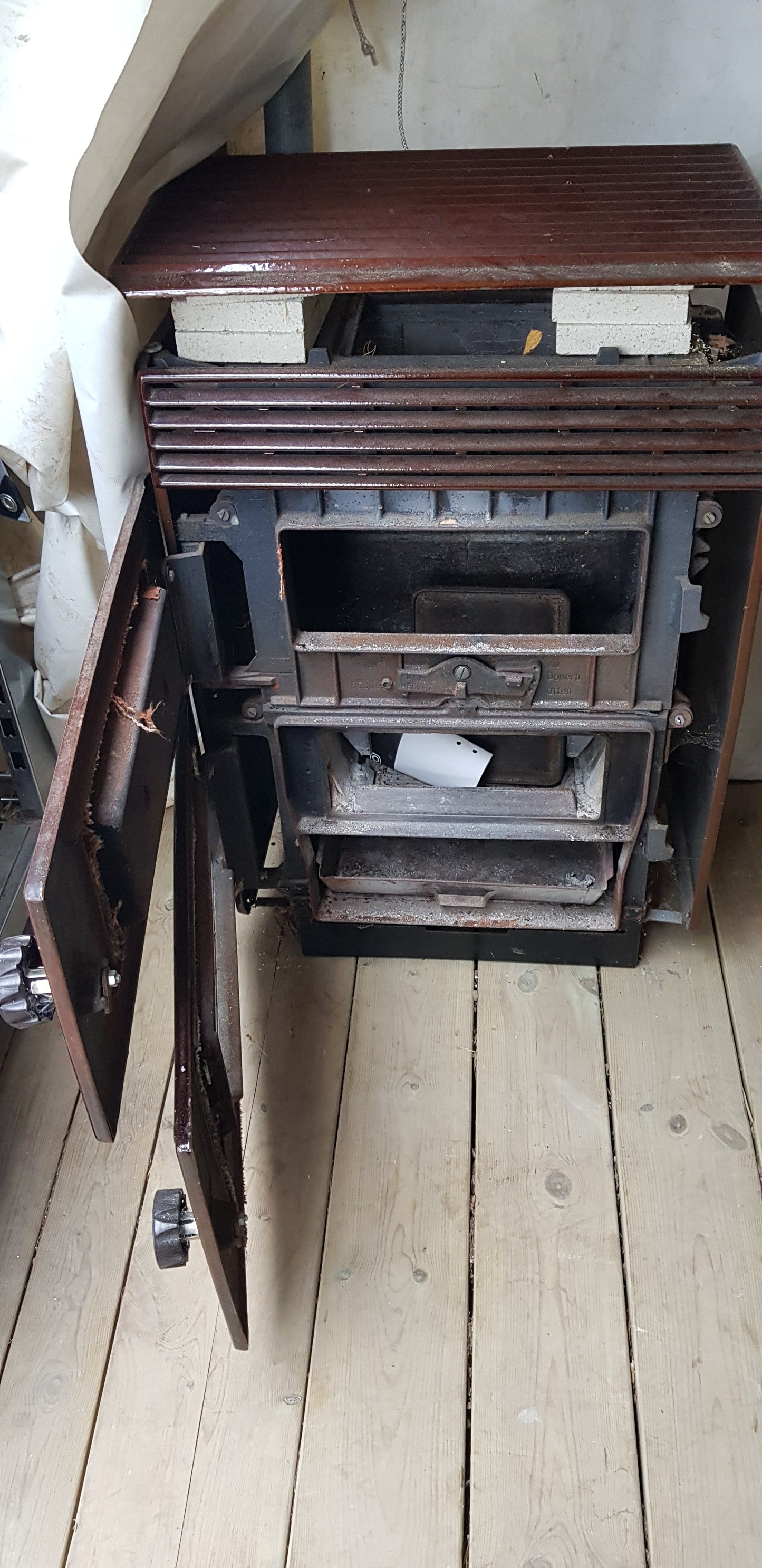 Art 33M  Äldre kamin  Bredd56 cm Höjd80 cm Djup 35cm Pris 5000 kr